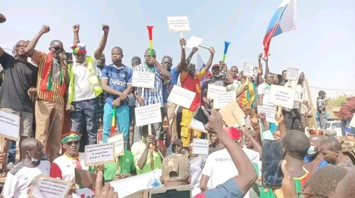 معترضان در بورکینافاسو: فرانسه باید خاک کشورمان را ترک کند+ عکس